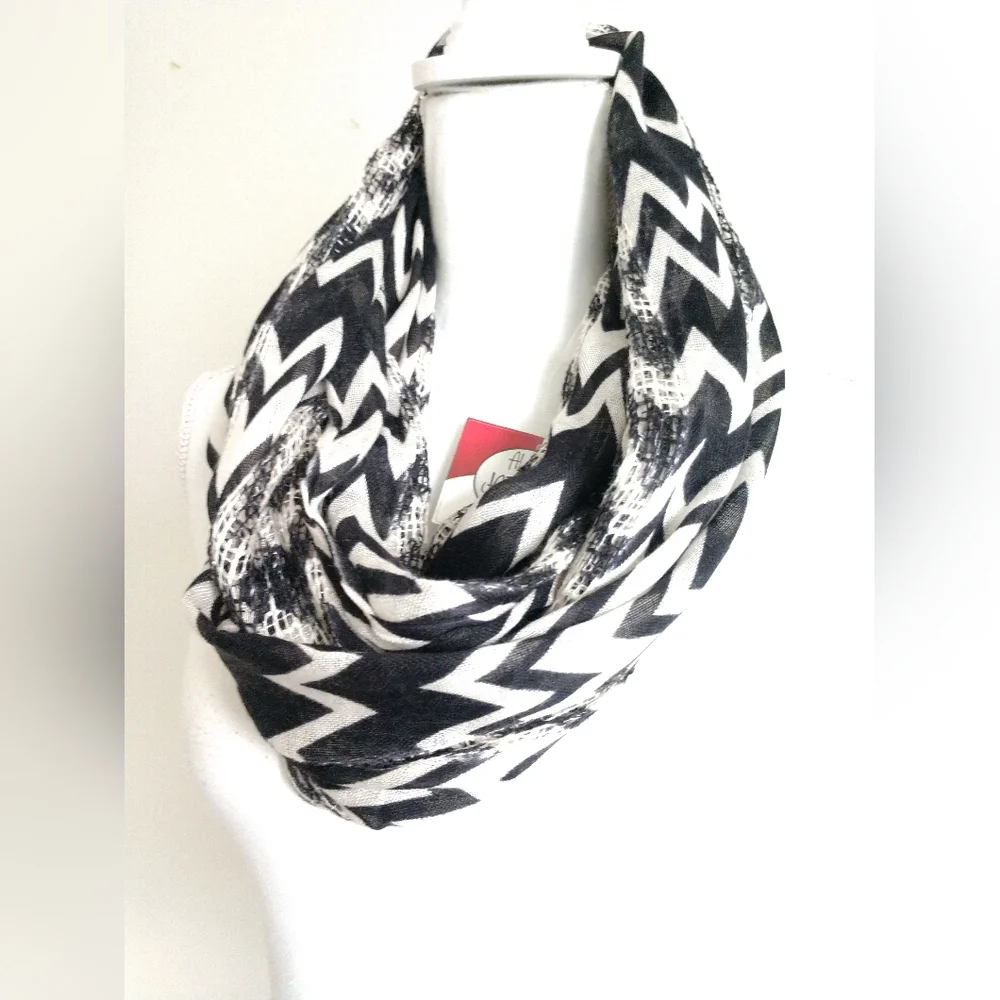 NEW All Jazzed Up Infinity Scarf Black White Chevron Stripe